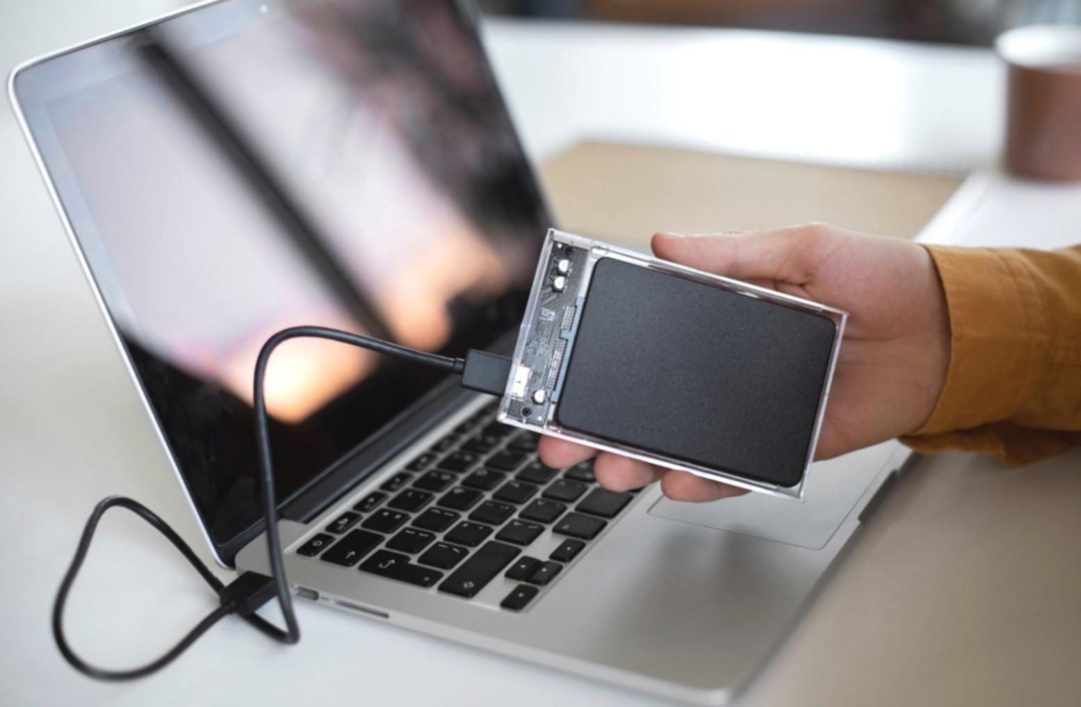 Professioneller IT-Support Arbeitsplatz mit modernen Computern